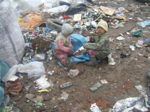 12.-Children-eating-chocolate-they-found-in-the-dump      